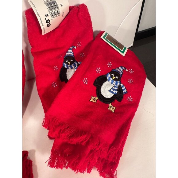 LOT of 7 Red Holiday Hand Towels (Raindeers, Snow Globe, Penguins), New, unused. - Picture 5 of 5